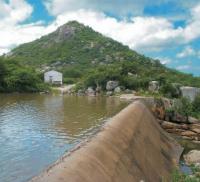  Pico do Totoró formado predominantemente por granito
porfirítico ao lado do açude homônimo (Nascimento & Ferreira, 2012).