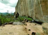 Vista longitudinal do arco da Pedra Furada de Venturosa, com extensão aproximada de 110 m na parte vazada. Foto: Rogério Valença Ferreira.