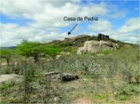 Vista geral do Geossítio Casa de Pedra, localizado em cima do Serrote do Periperi. Foto: Rogério Valença Ferreira.