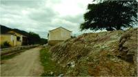 Vista do afloramento no sentido O-E, com a antiga estação de trens do Mimoso ao fundo. Foto: Rogério Valença Ferreira.