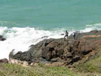 Dique de riolito tardio, na cor laranja, cortando rochas graníticas e monzoníticas do Granito do Cabo, na cor escura. Foto: Rogério Valença Ferreira.