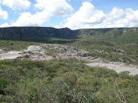 Vale encaixado do riacho do Catimbau, com o afloramento do geossítio Cascos de Tartaruga ao centro. Foto: Rogério Valença Ferreira.