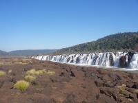 A imagem mostra a grande extensão do Salto do Yucumã e a formação da cachoeira que esta pequena escarpa rochosa causa no rio Uruguai. (Autor: Leandro Kibisz/2021)