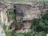 Afloramento da cachoeira com três niveis: a) na base argilito calcifero do topo da formação Caboclo;b) na parte intermediária conglomerado diamantífero da base da formação Morro do Chapéu; c) no topo da cachoeira arenito bem selecionado com estratificações cruzadas acanaladas que se interceptam formando excelentes indicadores de direção de paleocorrente .Fonte: Antônio J. Dourado Rocha, 1996.