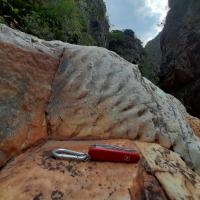 Marca ondulada em quartzito da formação Rio do Ouro no sítio Vale da Viúva. FOto: Ricardo Fraga.