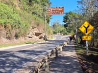 Início do roteiro de exposição de afloramentos de origem sedimentar que compõe o geossítio Coluna White - Serra do Rio do Rastro (Ponto 01 mostra contato entre folhelhos  com arenitos). Autores: Peixoto & Trevisol (2023)