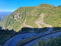 A impressionante sucessões de curvas desta estrada panorâmica que mostra os paredões rochosos de basalto associado a um relevo escarpada e montanhoso.  Mostra uma beleza cênica impar da região 
da Serra do Rio do Rastro na sua porção superior próximo ao acesso ao mirante. Autores: Peixoto & Trevisol (2023).