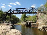 Vista da Ponte de Ferro do Riacho do Talhado, construída para a Estrada de Ferro Paulo Afonso, que foi inaugurada em 1883. A ponte está assentada em arenitos da Formação Tacararu, que foram usados na obra de cantaria que sustenta a ponte. Foto: Rogério Valença Ferreira