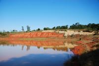 Talude junto a cava inundada apresentando intensas feições erosivas, este afloramento sedimentar é composto por arenitos, lutitos e conglomerados intercalados de idade Triássica superior. (Autor: Michel Godoy, 2008)