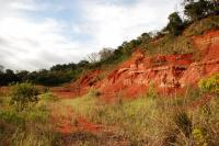 O sítio da geodiversidade Pixe  esta localizado na base de um morro de rochas sedimentares composta por arenitos, conglomerados e lutitos de idade triássica superior. O talude mostra fortes sinais de erosão e no entorno o relevo tem um padrão variando de ondulado a forte ondulado. (Autor: Michel Godoy/2008)