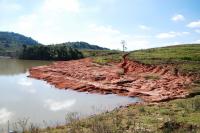 O afloramento fica as margens do açude e tem sinais fortes de erosão, mas tem importante potencial fossílifero para a região da Quarta colônia. (autor: Michel Godoy/2008)