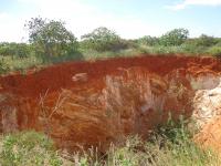 Solo avermelhado cobrindo o calcarenito