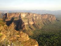 Borda da Chapada e pináculos, sustentados pelo arenito Botucatu. No nível inferior, a baixada Cuiabana. Fonte: Geoparques do Brasil (CPRM 2012)