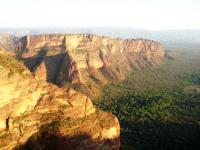 Vista da borda da Chapada a partir do mirante, evidenciando as formas sustentadas pelos arenitos da Formação Botucatu. Fonte: Geoparques do Brasil (CPRM 2012)