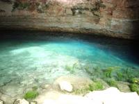 Lagoa Azul nos arenitos da Formação Alto Garças na parede ao fundo.