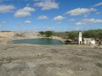 Vista do afloramento do geossítio Lagoa do Meio, onde está localizada a lagoa homônima. Foto: Rogério Valença Ferreira.