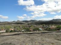 Vista de cima do lajedo da Lagoa do Meio, onde se pode observar uma superficie aplainada e relevos residuais da escarpa erosiva oeste do Planalto da Borborema. Foto: Rogério Valença Ferreira.