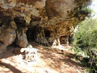 Gruta da Varzinha formada em arenito e com espelotemas do tipo estalactites. Fotografia: Paula Segalla e André Studzinski, 2015.