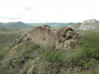 Vista da Pedra Furada de Venturosa com com  superfície de aplainamento em segundo plano, em contato com a escarpa oeste do Planalto da Borborema. Foto: Rogério Valença Ferreira.