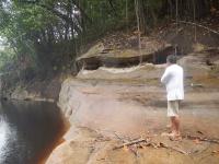 Aspecto de estrutura sedimentar (paleocanal) em rochas da Formação Nhamundá. 