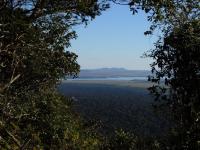 Vista dos Três Morrinhos (Terra Rica, PR), para sudoeste, do topo do Morro do Diabo. Aquela elevação tem idêntico contexto geológico/geomorfológico que esta. O corpo d'água que as separa é o rio Paranapanema/reservatório da usina hidrelétrica de Rosana, d