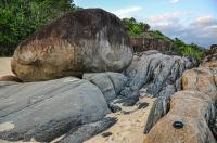 Afloramento do ortognaisse Rio Negro com foliação de orientação NE-SW, mergulho subvertical para NW com blocos de granito Parati-Mirim.