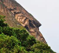 Setor dos tetos do Pão de Açúcar, onde aflora um granito isotrópico intrudido no Gnaisse Facoidal. Notar o fraturamento em três direções ortogonais. Autor: M. Ambrosio