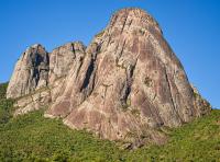 Maciço dos Três Picos, com amplitudes de até 700m. Autor: Marcelo Ambrosio