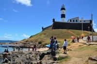 Banhistas nas adjacências do Farol da Barra. Ao Fundo, observa-se as estruturas do forte e do farol. (Foto: Ricardo Pereira)