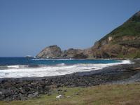 Vista da Enseada da Atalaia, onde se observa a praia com depósitos de calhaus e o Morro da Atalaia ao fundo. Foto: Rogério Valença Ferreira.