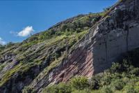 Padrão de inclinação das camadas tabulares dos conglomerados que formam o topo do morro da Cruz. Fotografia: Paula Segalla e André Studzinski, 2015.