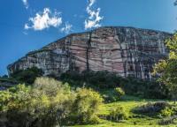 Face leste da Pedra da Pintada. Fotografia: Paula Segalla e André Studzinski, 2015.