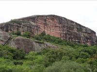 Vista geral da Pedra Pintada da estrada de acesso a propriedade rural. Fotografia Carlos Peixoto, 2013.