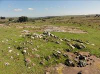 Afloramentos e lajeados rochosos intercalados por campos e vegetação rupestre.