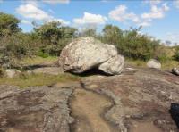 A erosão e o intemperismo geraram matacões de rocha equilibrados naturalmente.