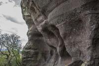 Na face sul do morro mostra as feições sedimentares existentes na rocha arenítica e conglomerática da formação Varzinha. Fotografia: Paula Segalla e André Studzinski, 2015.