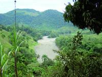 Rio Ribeira passando por entre montanhas.