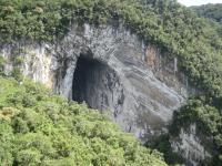 Foto na qual se pode ver que o portal da caverna é condicionado a um flanco de dobra falhado. Foto Yukie Kabashima, cedida por Hélio Shimada.