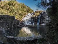 Vista frontal da queda d’água no arroio Cascata. Fotografia: Paula Segalla e André Studzinski, 2015.