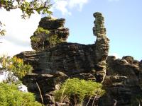 Uma das diversas formas esculpidas pela erosão sobre quartzitos. Fonte: Proposta Geoparque Pinereus (CPRM, 2010)