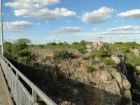 Vista de local apropriado para a construção de um mirante de observação do cânion, ao lado da cabeceira da Ponte Dom Pedro II, na margem esquerda do rio. Município de Delmiro Gouveia-AL. Foto: Rogério Valença Ferreira.