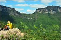 Vista do Morro Branco (à esquerda) e Morro do Castelo, à direita, onde fica situada a Gruta do Castelo. Reparar, no canto superior direito, o aspecto ruiniforme do topo do morro, que lhe atribui o nome. A linha branca indica o contato entre a Fm. Açuruá (base) e Fm. Tombador (topo). (Foto: Ricardo Galeno Fraga de Araujo Pereira).