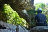 Ponte de Pedra, na saída da Gruta do Castelo. Registro do processo de evolução da caverna, com recuo da vertente por abatimento de blocos. (Foto: Ricardo Galeno Fraga de Araujo Pereira)