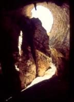 Vista da clarabóia no interior da gruta de Brejões. Foto: Mylene Bebert Born, 2009.