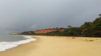 Vista das falésias a partir da Ponta da Pitinga, Arraial D'Ajuda. Fonte: Caio Gabrig Turbay (maio de 2022).