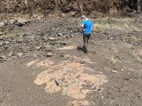 Lava em cordas na superfície do derrame pahoehoe que cobre os depósitos piroclásticos e vulcanoclásticos secundários. 