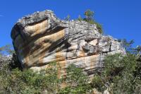 Estratificação Cruzada de grande porte no bloco de metarenitos, originadas por processos eólicos num ambiente de origem desértico costeiro. Foto: Rogério Valença Ferreira, 2015.