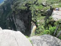 Mirante de observação, o visitante deve se deitar por questões de segurança para observar a cachoeira. Foto: Violeta de Souza Martins,2020.