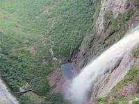 Vista do vale da cachoeira de onde existe outra opção de trilha por baixo da queda-d'água. Foto Violeta de Souza Martins,2020.