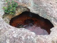 Caldeirões e/ou marmitas no leito Rio Lençóis. Foto: Violeta de Souza Martins, 2020.